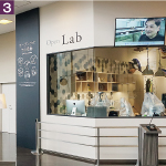 ガラス越しに研究者の作業を見学できるオープンラボ