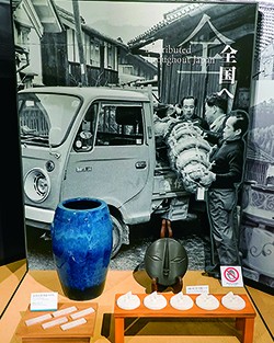 滋賀開館外装タイルと「太陽の塔『黒い太陽』（レプリカ）」