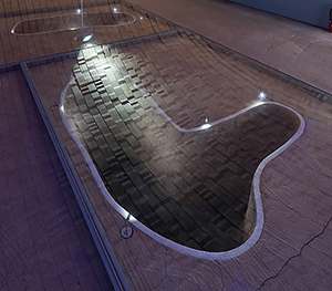 大型建物の柱穴の遺構レプリカ