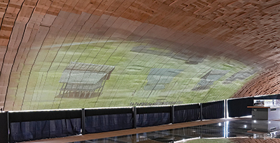 天井に映写される解説動画